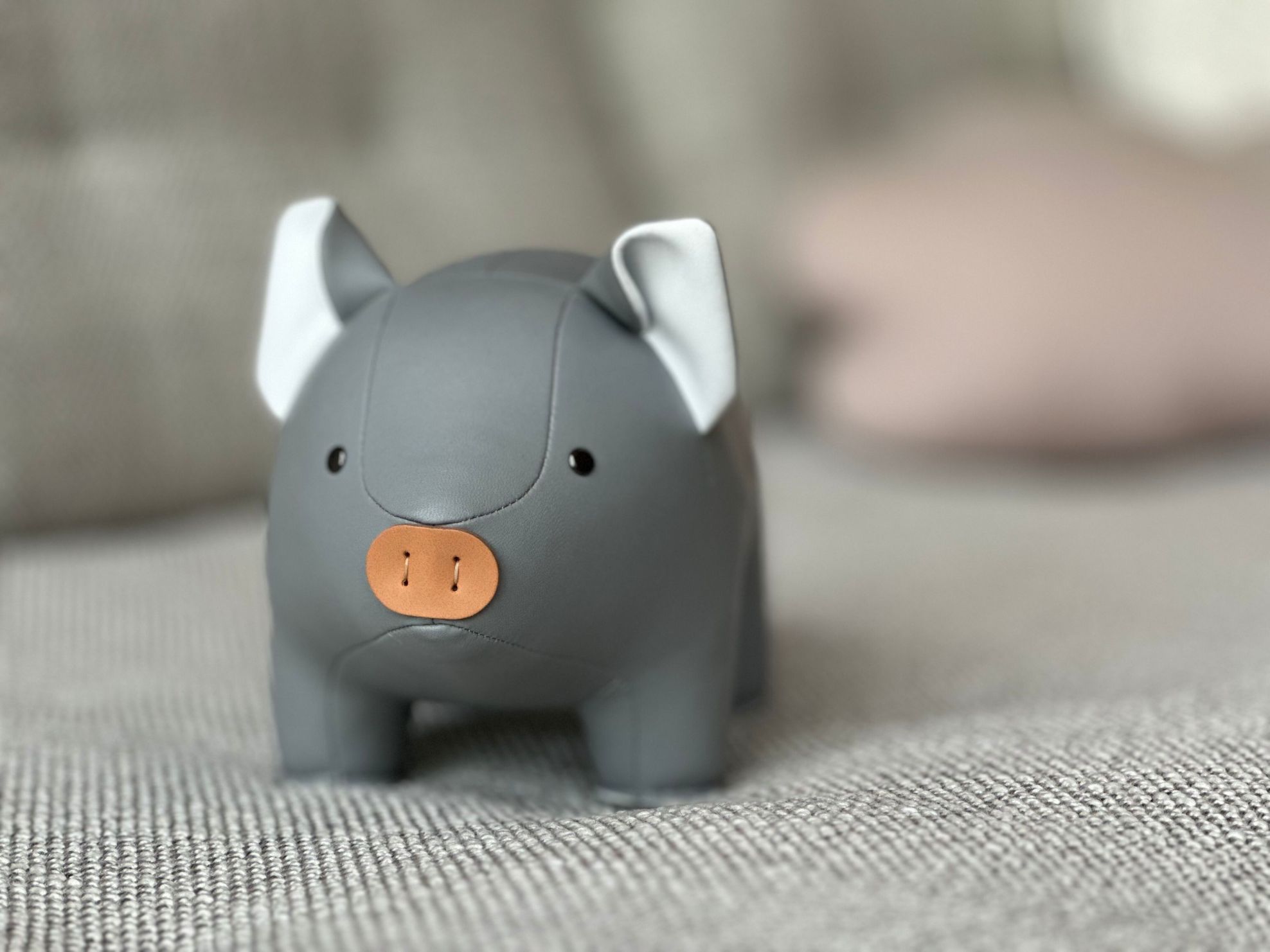 Graues Deko-Schwein aus Leder mit rosa Schnauze als stilvolles Wohnaccessoire und Geschenkidee.