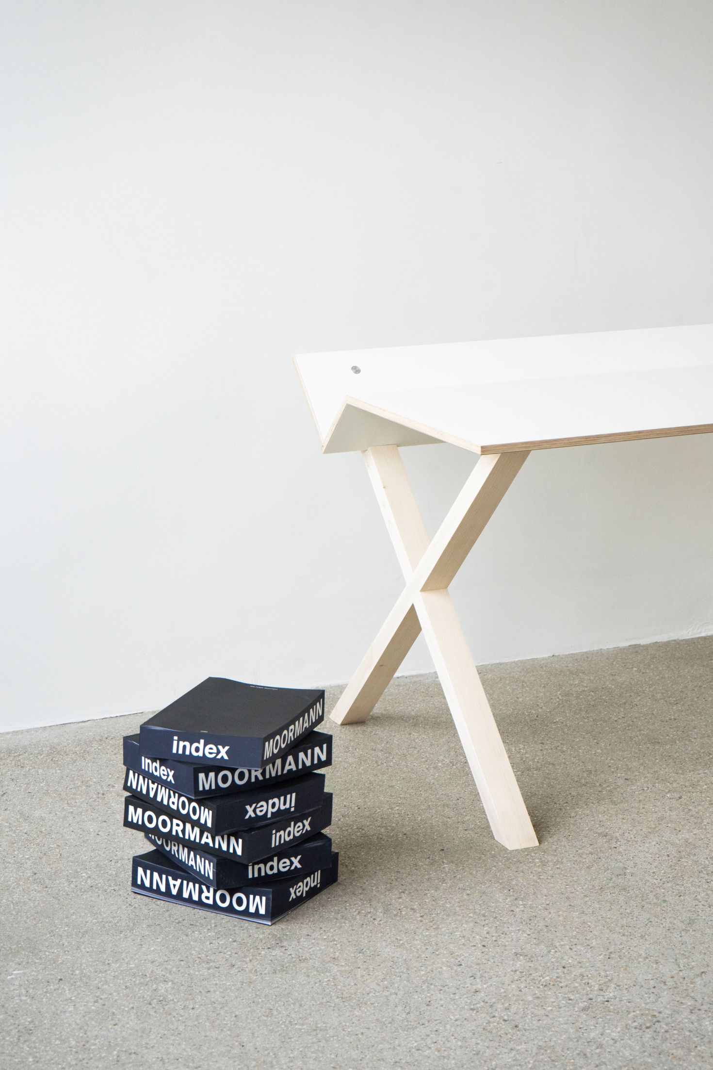 Kant Schreibtisch von Nils Holger Moormann mit weißer Tischplatte und hellem Holzgestell, minimalistisches Design.