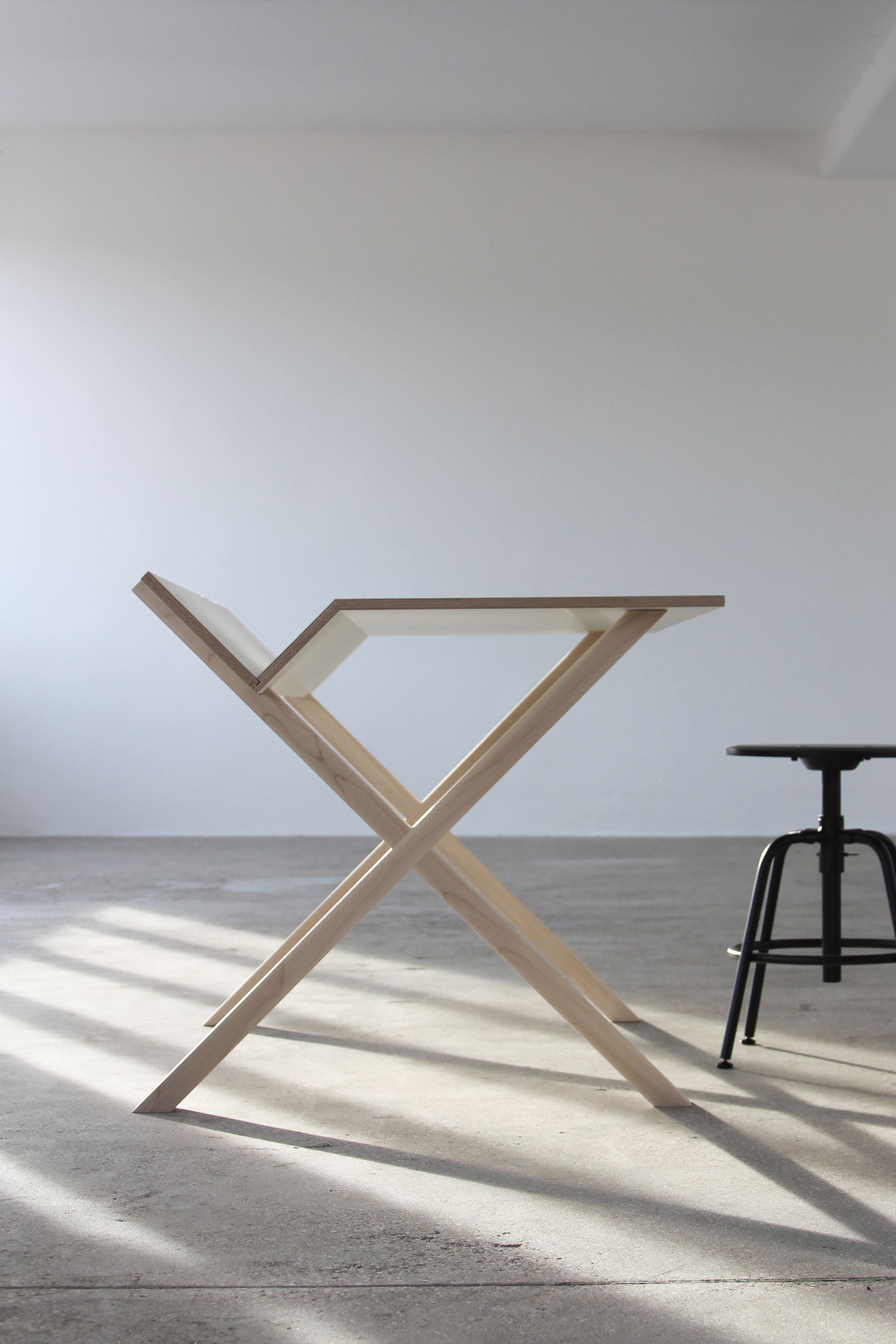 Kant Schreibtisch von Nils Holger Moormann aus hellem Holz und weißer Tischplatte, minimalistisches Design.