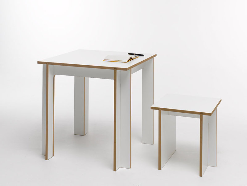 Tojo Tischgruppe mit Hocker, quadratischer Esstisch aus Holz, weiß lackiert mit Notizbuch und Stift.