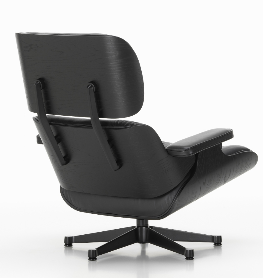 Schwarzer Eames Lounge Chair Sessel von Vitra, Rückansicht mit Holzschale und Lederpolsterung auf Drehfuß.
