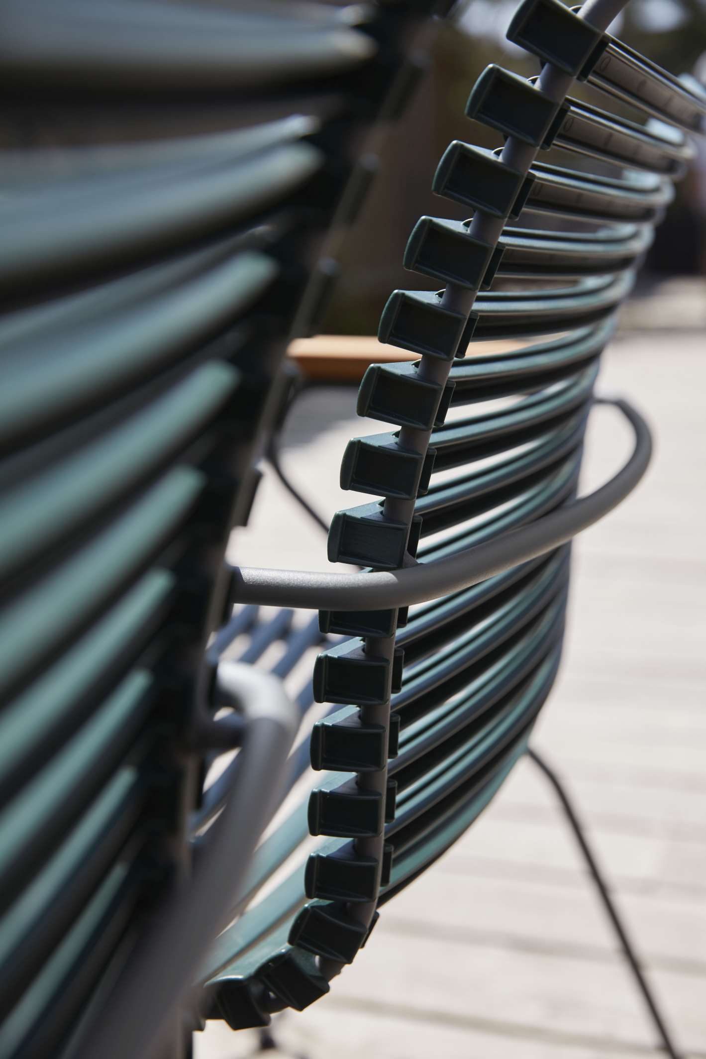 Detailaufnahme der Rückenlehne eines schwarzen Click Dining Stuhls von Houe für den Außenbereich.