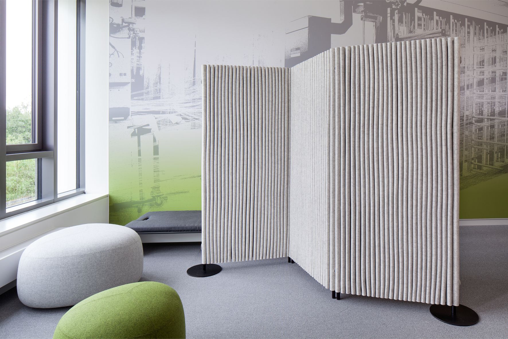 Welle Paravent mit zwei Elementen in Grau, Raumteiler mit Tellerfüßen für Büro und Wohnraum.