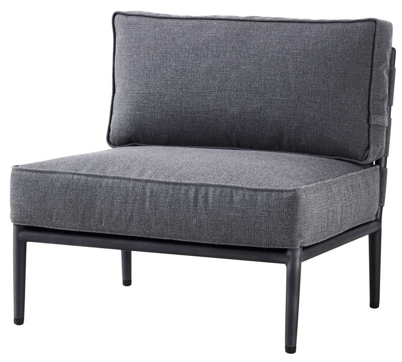 Graues Conic Outdoor Sofa Einzelmodul von Cane-Line mit schwarzem Rahmen und bequemen Polstern.