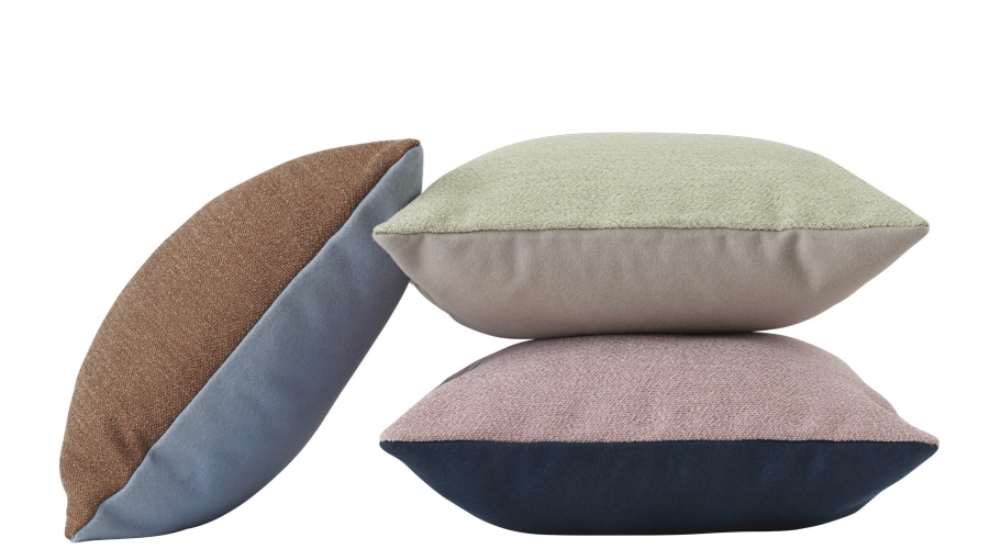 Muuto Mingle Cushion Kissen, gestapelt in Grün, Rosa und Braun mit farblich abgesetzten Kanten.