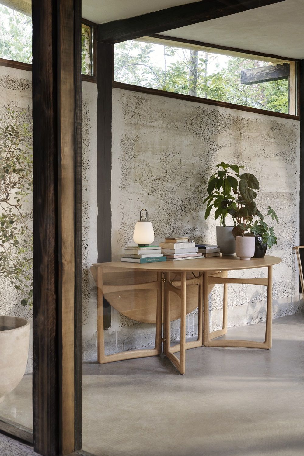 AndTradition Drop Leaf HM6 Esstisch aus Holz mit heruntergeklappter Tischplatte in modernem Interieur.
