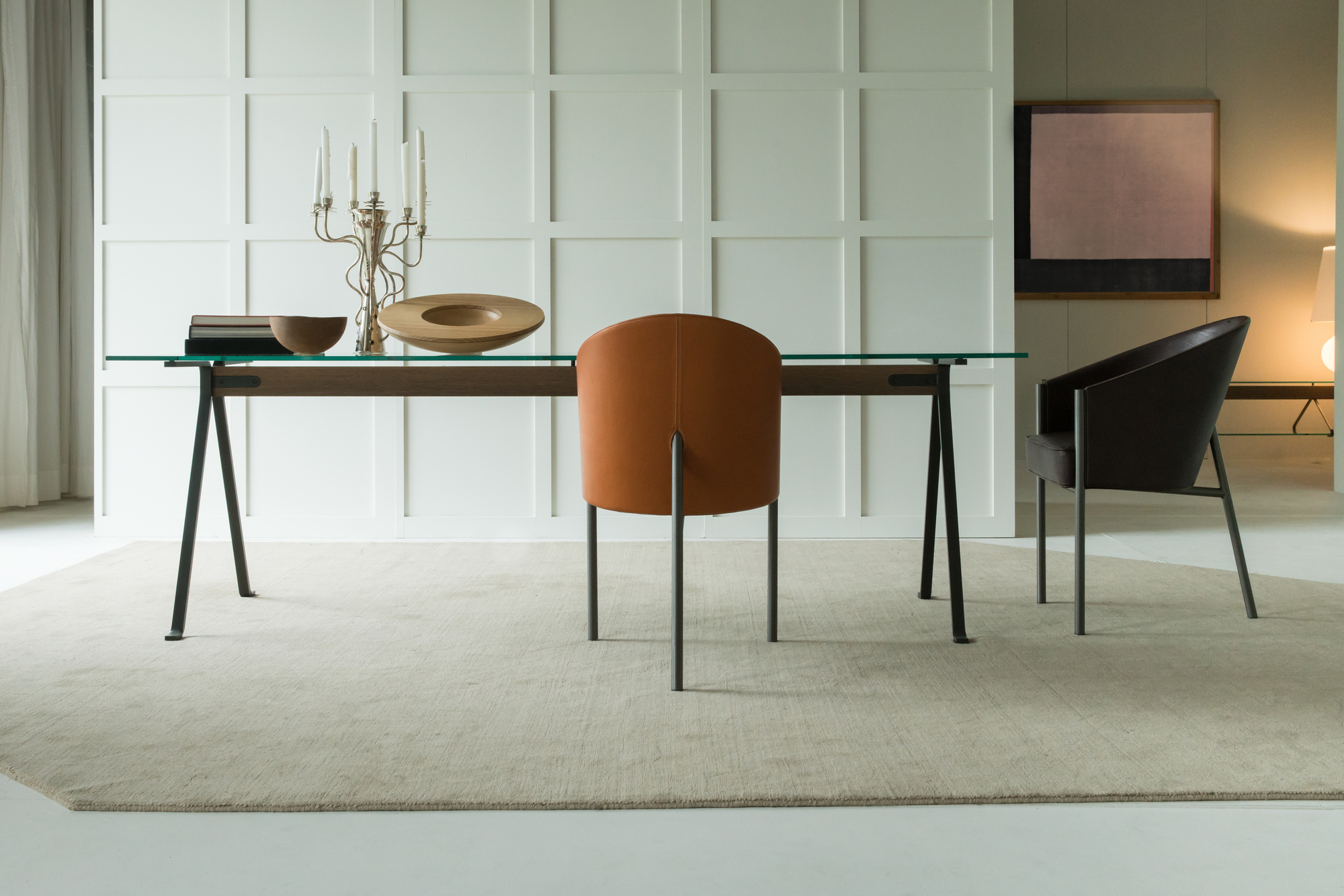 Costes Armchair von Driade: Leder Armlehnenstuhl in Braun und Orange vor modernem Schreibtisch.