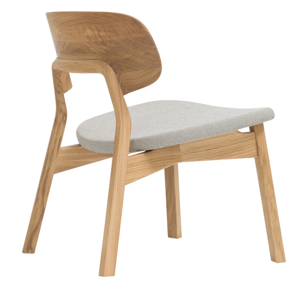 Nonoto Lounge Chair: Cocktailsessel mit hellem Holzrahmen und grauem Sitzpolster, seitliche Ansicht.