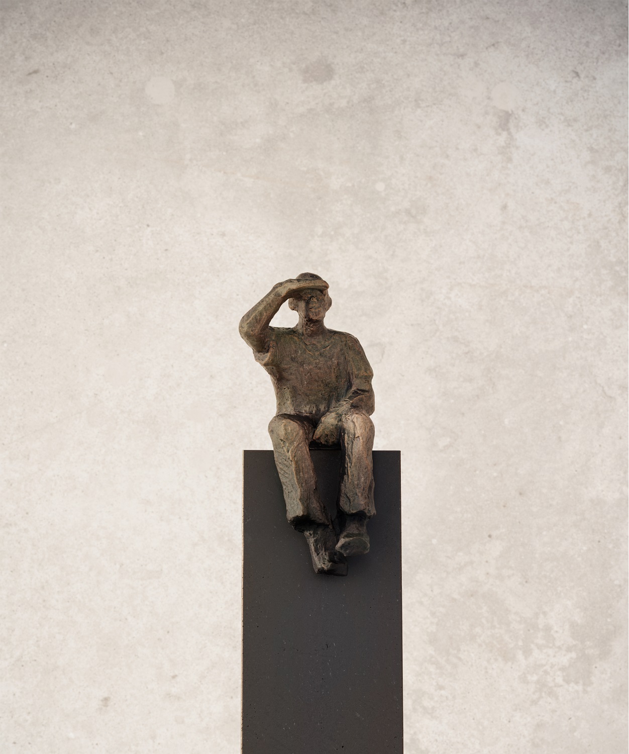 I See Floor Lamp Stele: Stehleuchte mit bronzefarbener Skulptur eines Mannes auf dunklem Sockel.