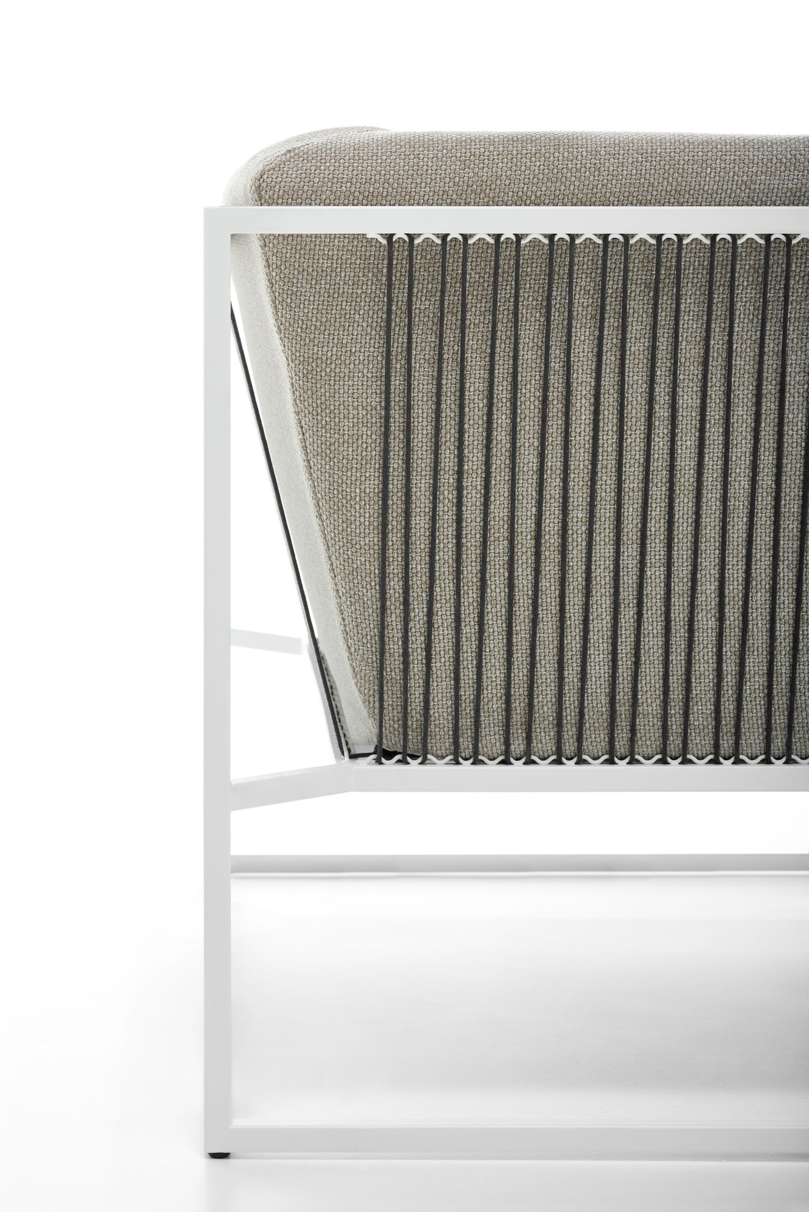 Detailansicht des Arpa Outdoor Sofas von MDF Italia: Weißes Gestell, Textilbezug und Rückenlehne.