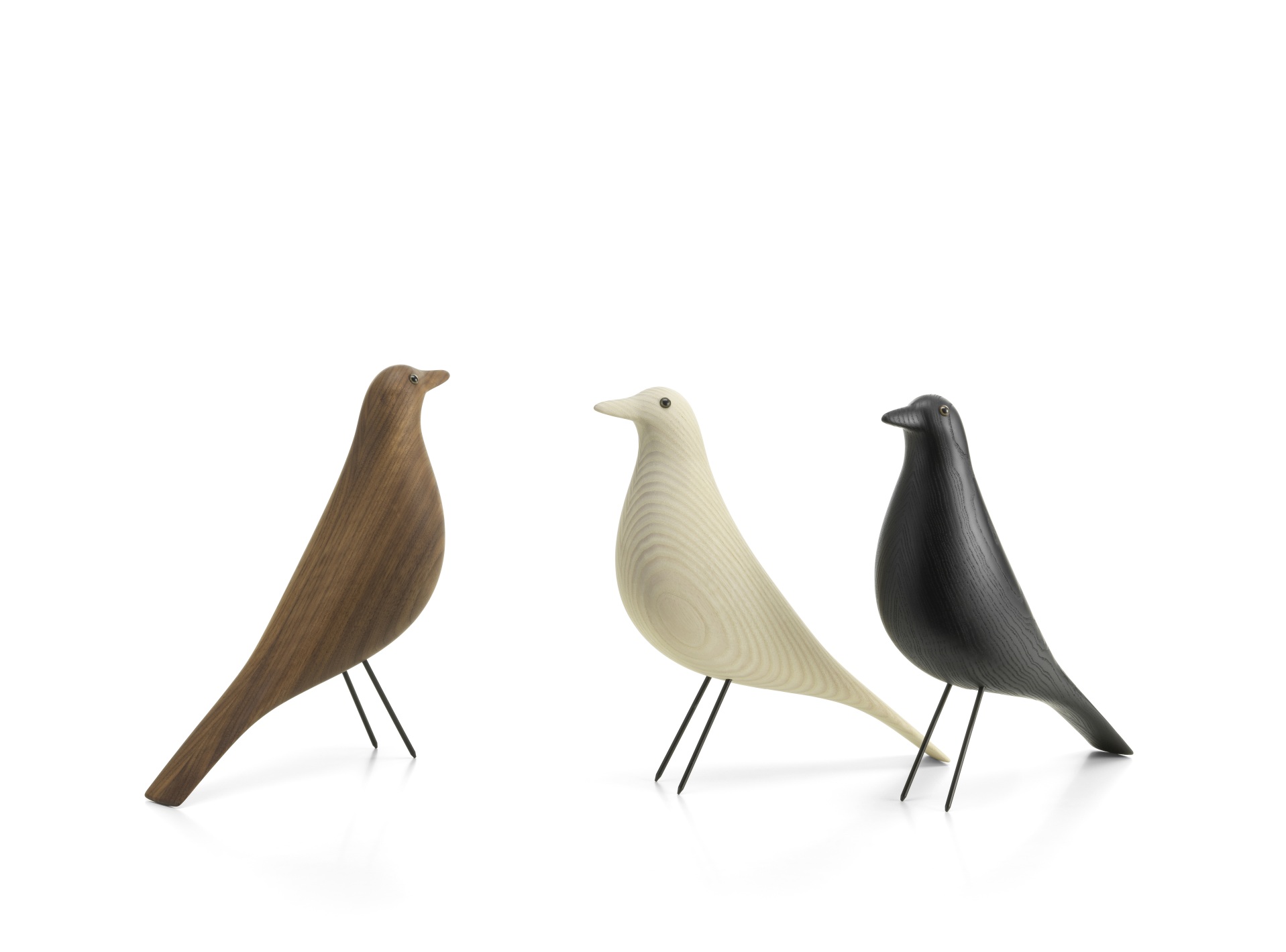 Eames House Bird Skulptur von Vitra, drei Holzfiguren in Esche, weiß geölt, braun und schwarz.