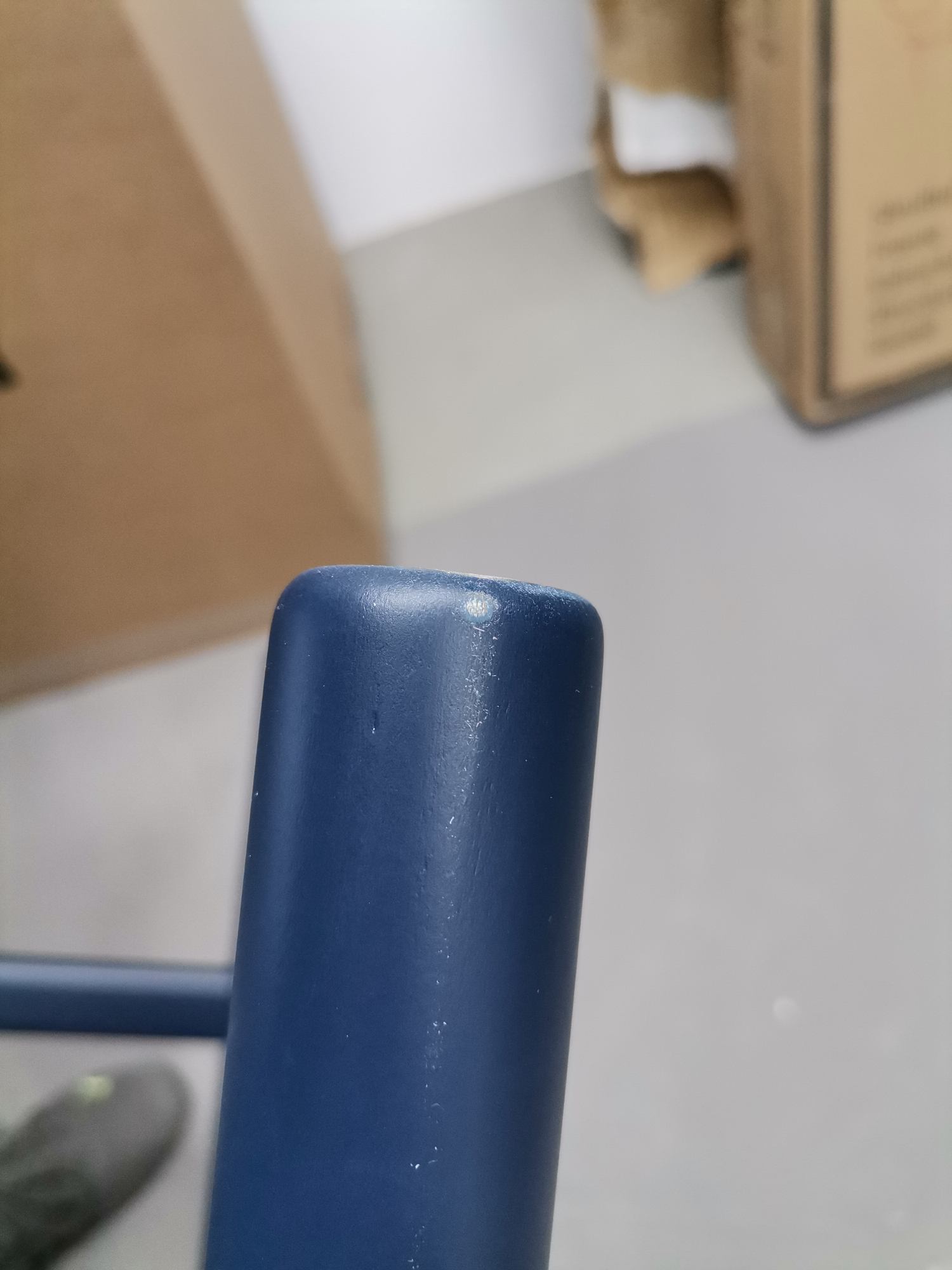 Detailaufnahme eines blauen CH53 Hocker-Beins von Carl Hansen & Søn, Mängelexemplar mit Lackschaden.