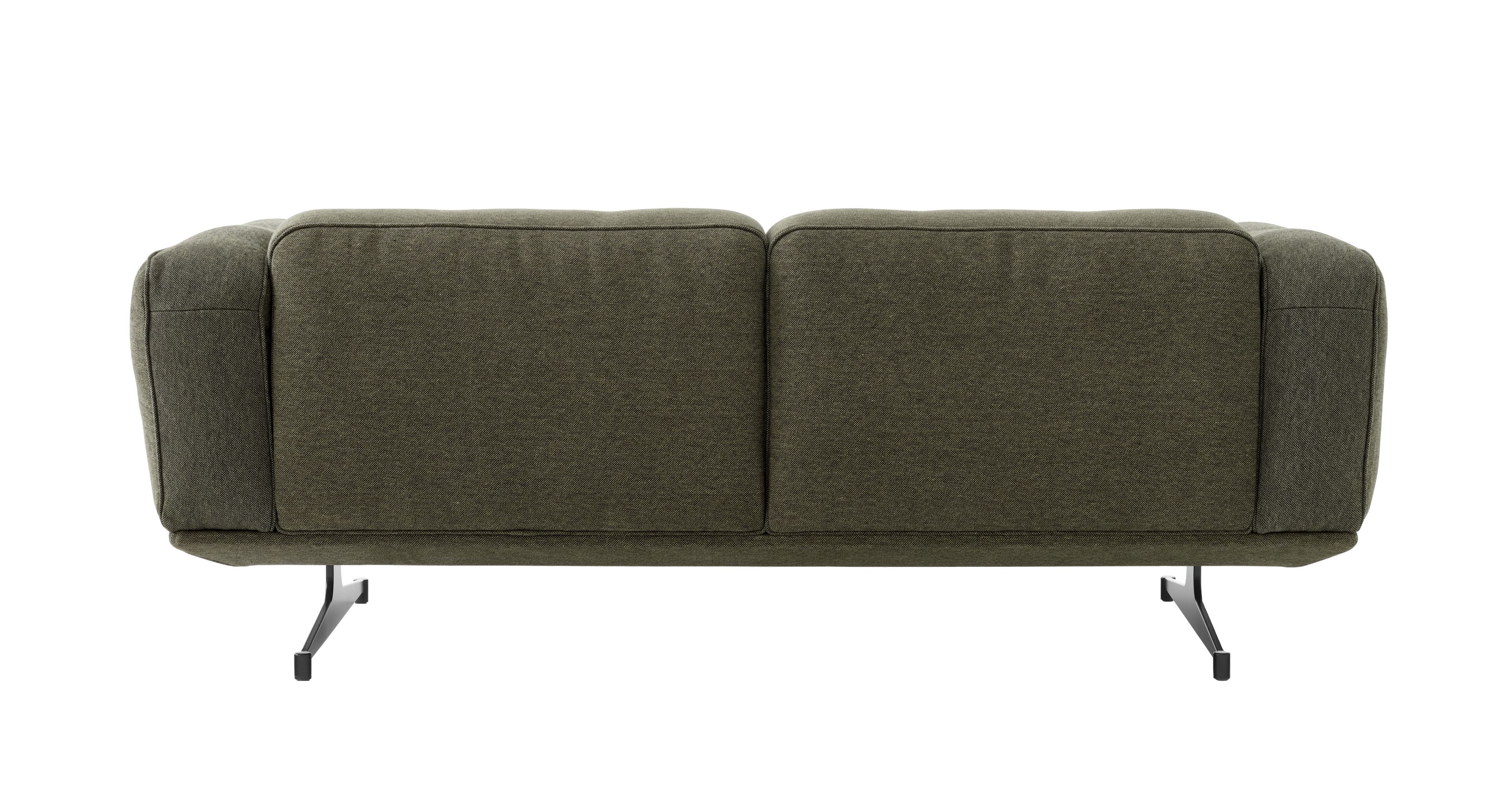 Rückansicht des Inland AV23 Sofas von AndTradition in Olivgrün mit schwarzen Metallfüßen.
