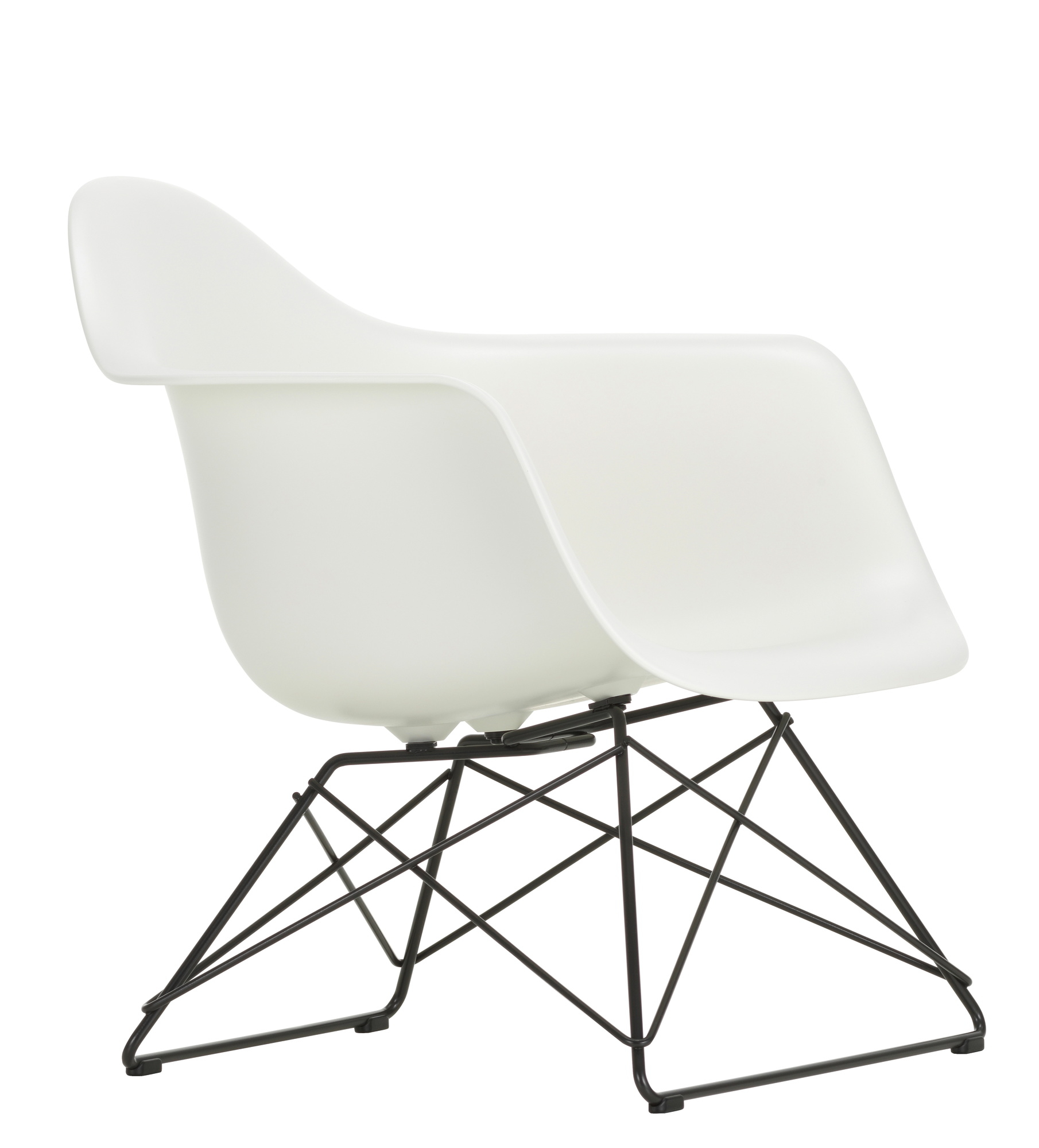 Weißer Eames Plastic Arm Chair LAR Stuhl von Vitra mit Chromgestell, seitliche Ansicht. Designklassiker für Wohnzimmer.