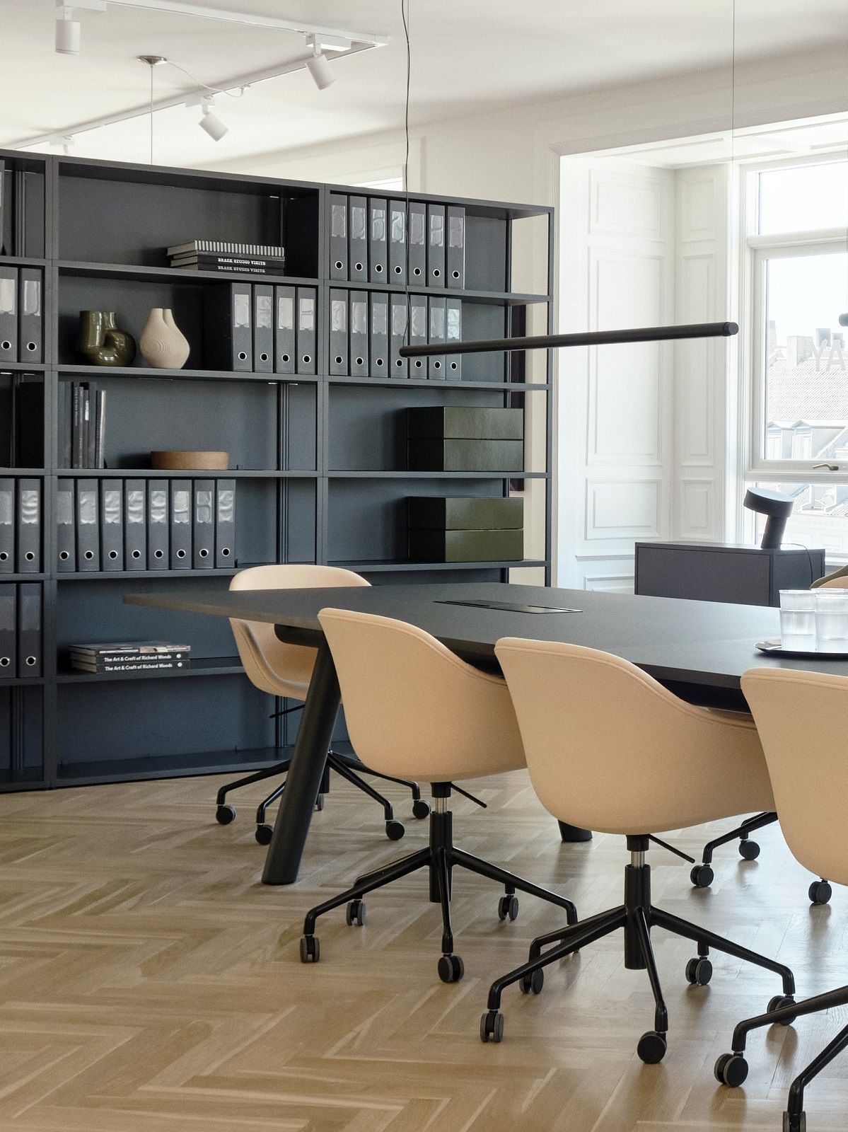Hay Boa Table Konferenztisch 420 cm in Büroumgebung mit Stühlen und Regalen, modernes Design für Besprechungsräume.