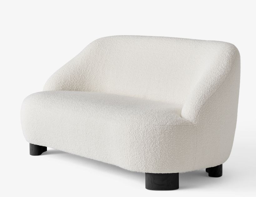 AndTradition Margas LC3 Sofa, 2-Sitzer, mit Bouclé-Bezug in Creme und schwarzen Füßen.
