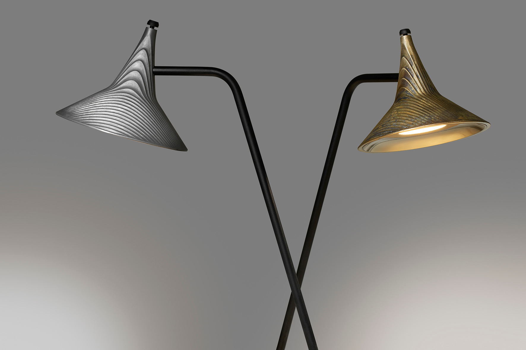 Unterlinden Table Tischleuchte von Artemide, moderne Schreibtischlampe mit zwei konischen Lampenschirmen in Silber und Gold.