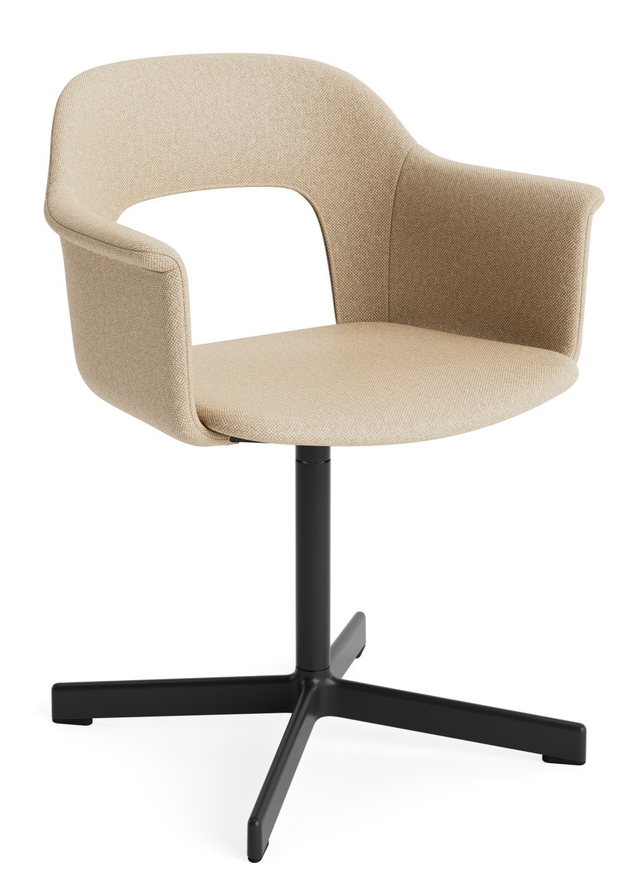 Layout Armchair 234 von Hay, Armlehnstuhl mit beigem Stoffbezug und schwarzem Drehfuß.