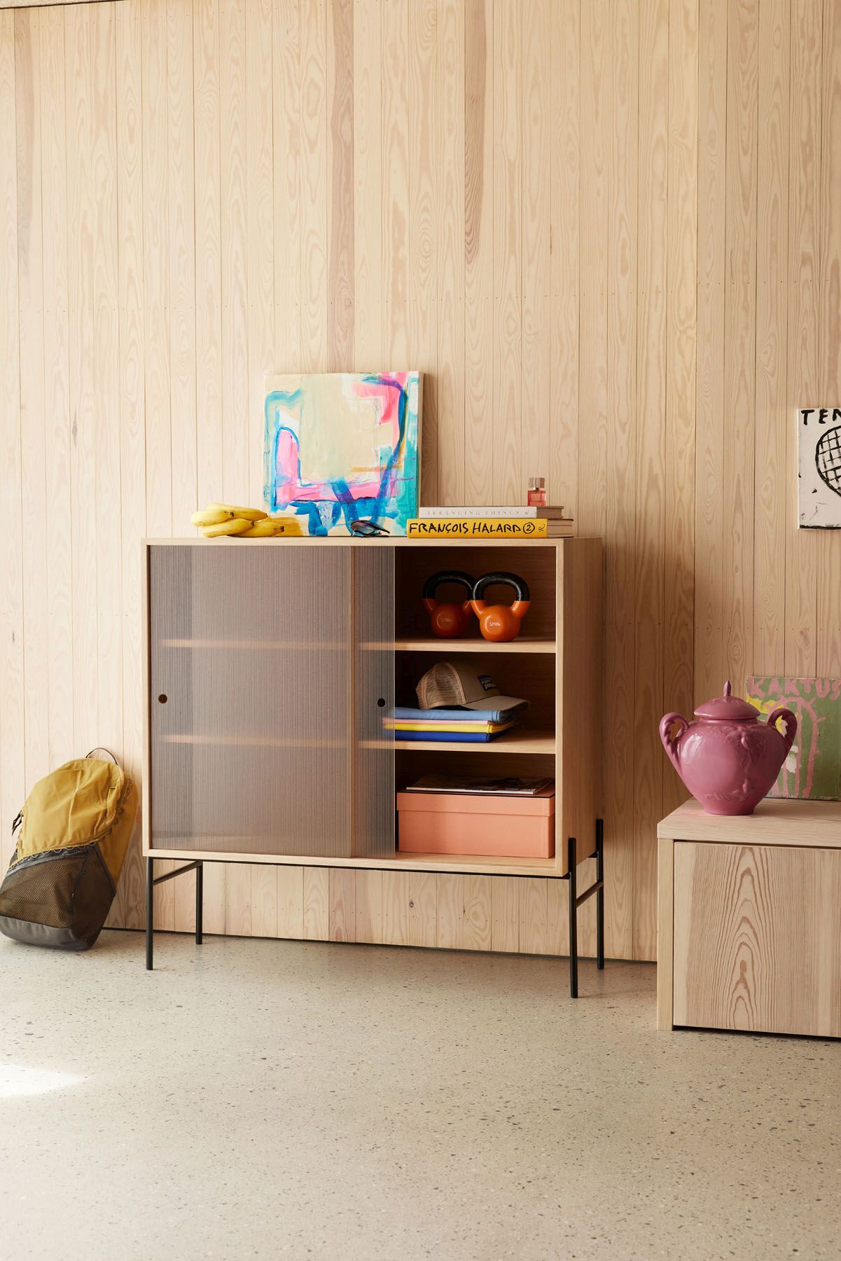Hifive Glasvitrine mit Schiebetür aus Eiche und schwarzem Gestell. Moderne Aufbewahrung für Wohnzimmer und Büro.