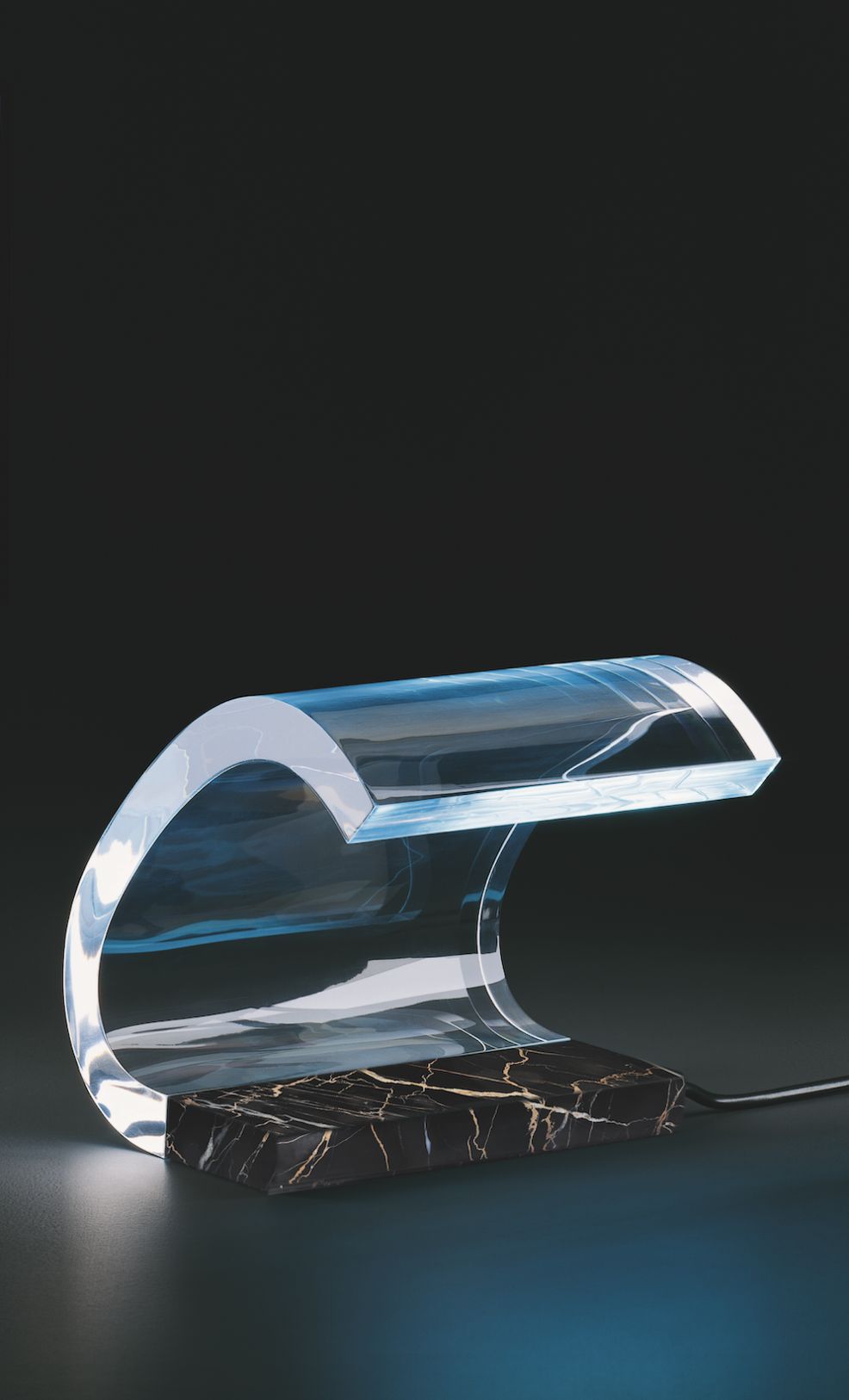 Acrilica 281 Tischleuchte von Oluce: Designlampe mit Acrylglas und edlem Marmorsockel.