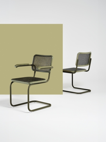 S 64 V Thonet Freischwinger Stuhl mit Armlehnen und Stahlrohrgestell in Olivgrün, modernes Design.