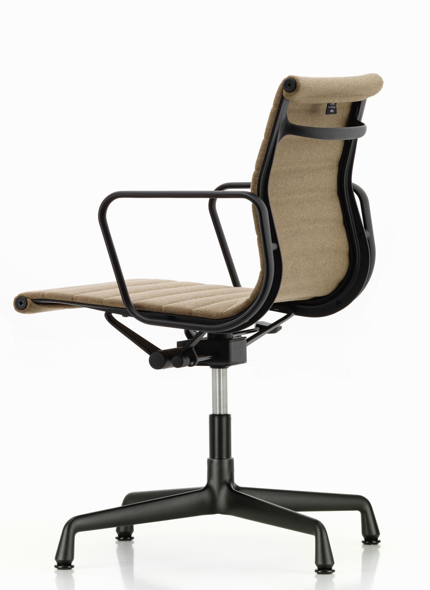 Vitra Aluminium Chair EA 132 in Beige, Bürostuhl mit Armlehnen und Drehfuß von hinten.