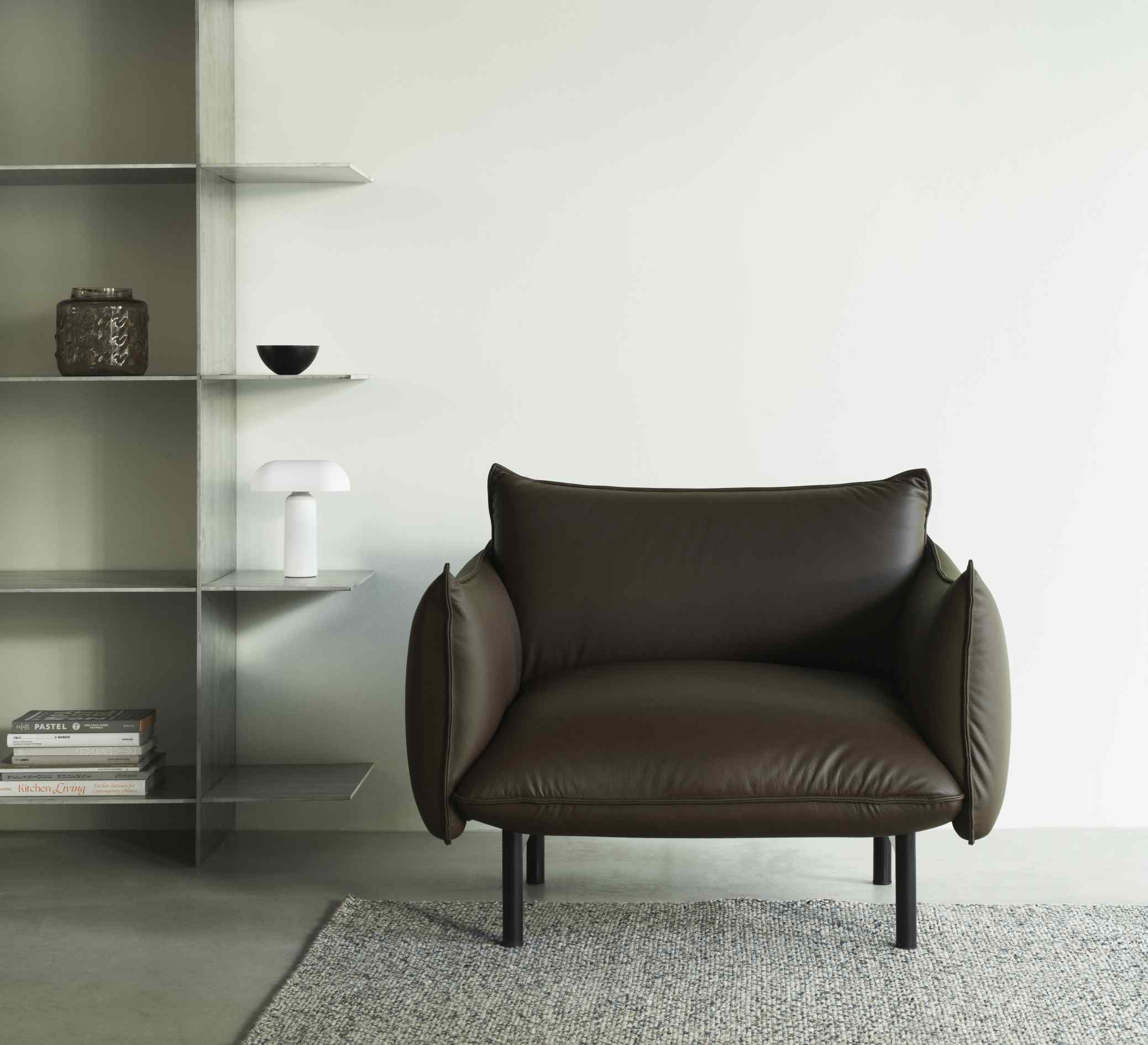 Ark Lounge Chair Sessel von Normann Copenhagen in braunem Leder mit schwarzen Füßen.