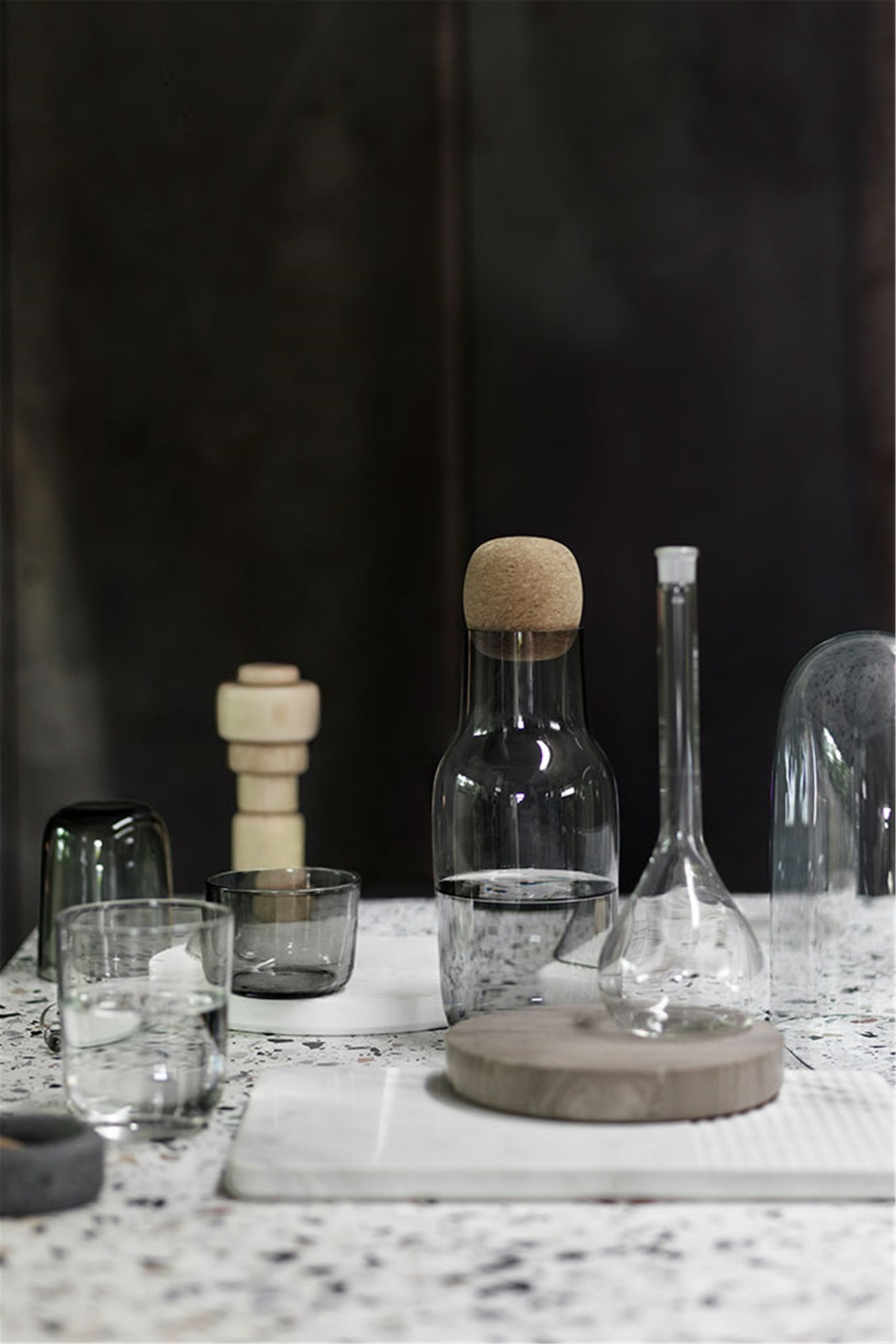 Klares Corky Carafe Karaffe mit Korken von Muuto, modernes Design für Tischkultur und Getränke.