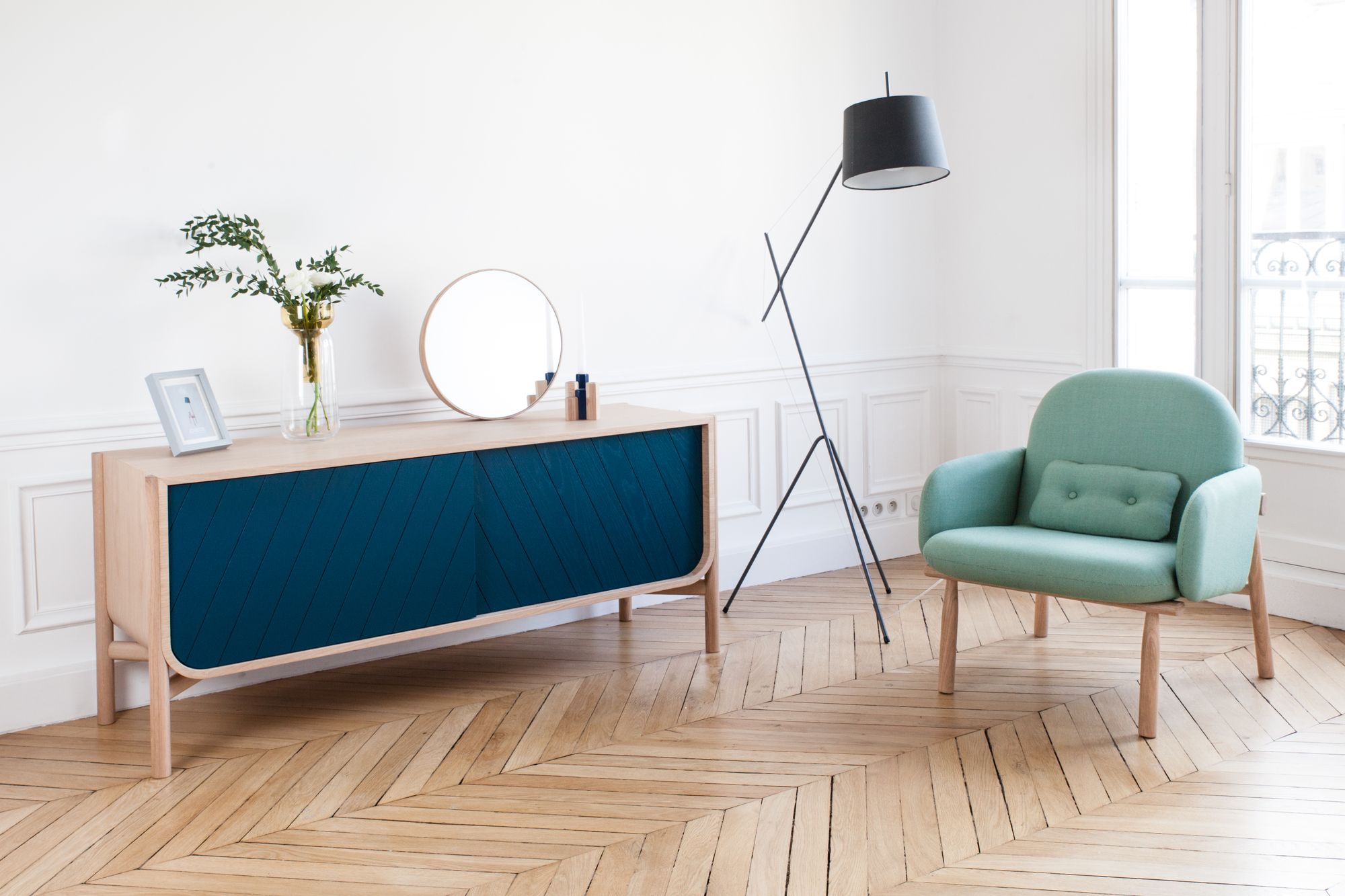 Marius Sideboard von Hartô: Sideboard aus Holz mit blauen, geometrischen Fronten im hellen Wohnzimmer.