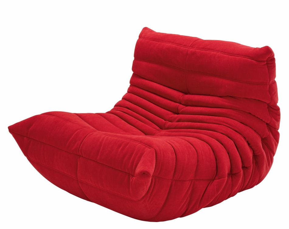 Roter Togo Sessel von ligne roset, moderner Lounge Sessel aus Cord, bequemes Sitzmöbel für Wohnzimmer.