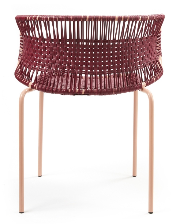 Rückansicht des Cielo Armlehnstuhls in Rot-Pink Sand: Stapelbarer Outdoor Stuhl mit geflochtener Sitzfläche.