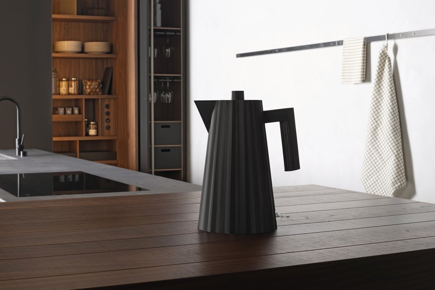 Schwarzer Alessi Plissé Wasserkocher auf Holztisch, modernes Küchendesign. Design Wasserkocher für stilvolle Küche.