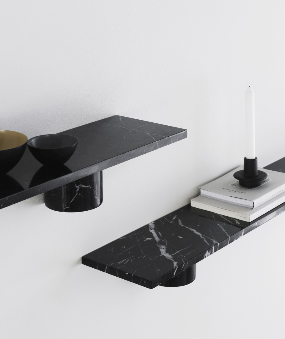 Schwarzes Sten Regal von Normann Copenhagen, Wandregal aus Marmor mit Deko-Elementen.
