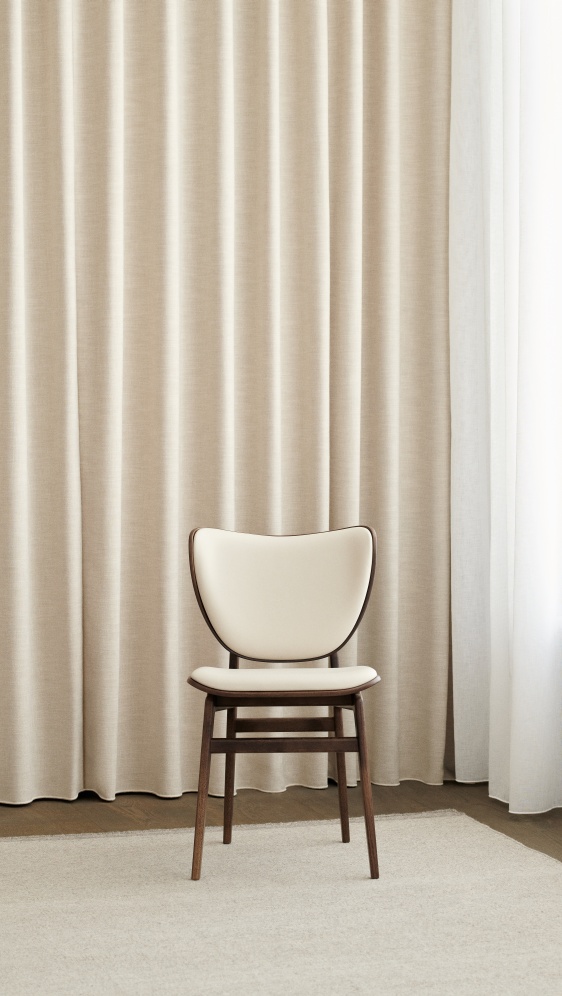 Frontansicht des NORR11 Elephant Dining Chair Stuhls mit cremefarbener Polsterung und dunklem Holzgestell.