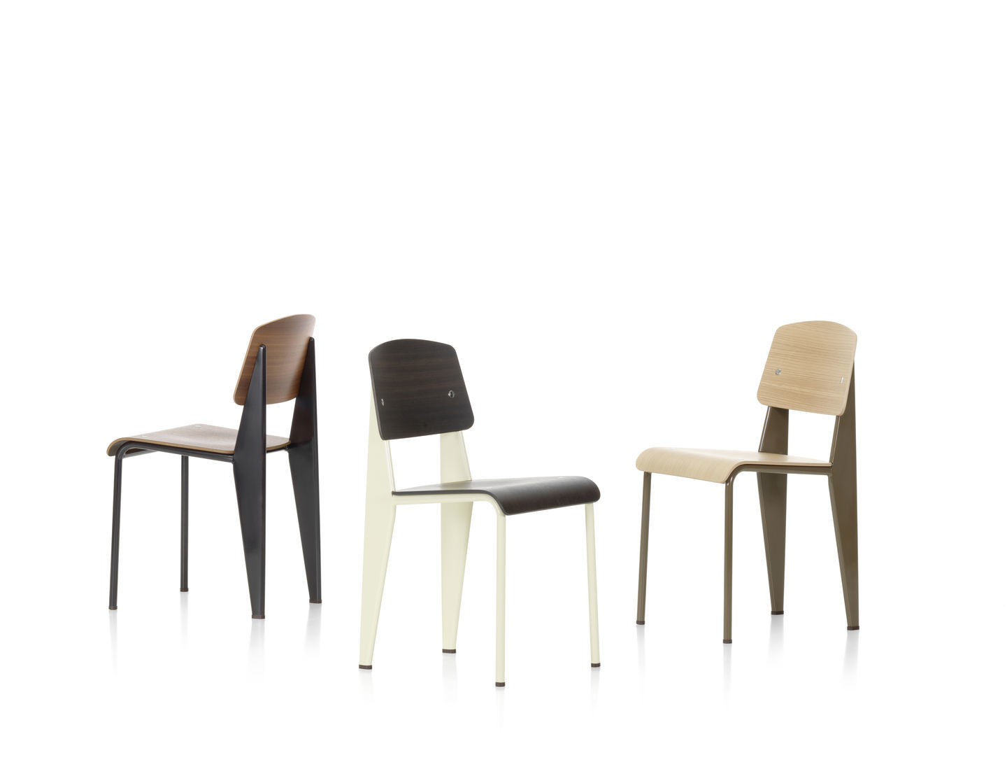 Drei Vitra Standard Stühle in verschiedenen Holzfarben und Gestellvarianten auf weißem Hintergrund.