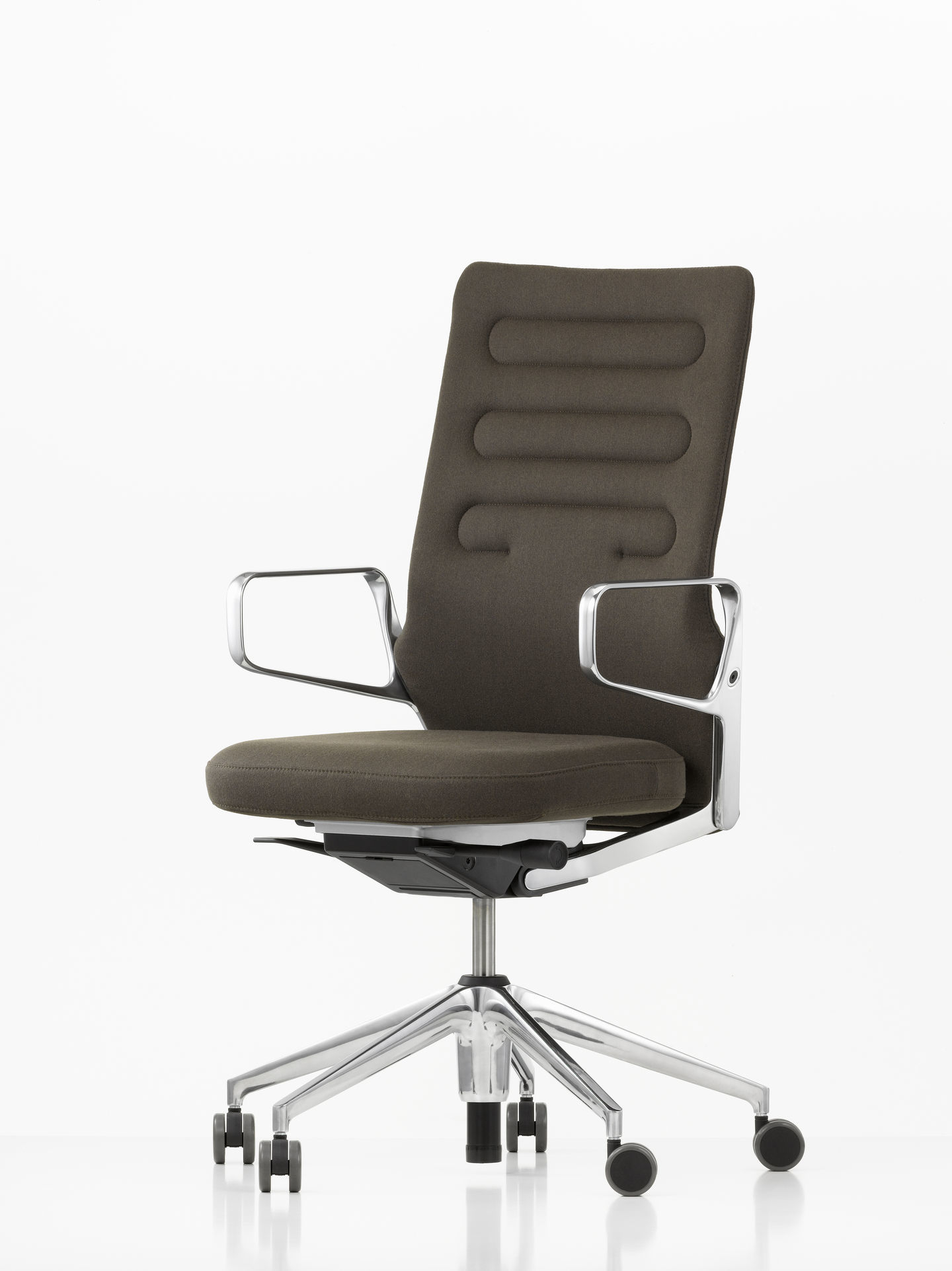 Vitra AC5 Work Bürodrehstuhl in Braun mit Chromfußkreuz und Armlehnen, ergonomischer Arbeitsstuhl.