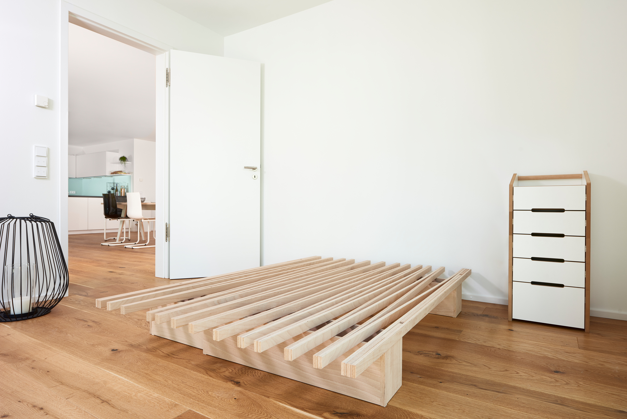 Tojo V Bett 90/180 aus Holz im minimalistischen Design, Lattenrost und Nachttisch.