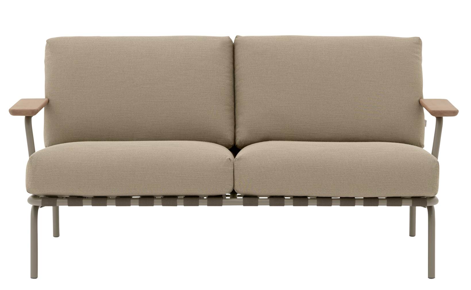 Muuto Settle 2-Sitzer Sofa: Detailaufnahme des Outdoor Sofas mit beigen Polstern und Holzarmlehnen.