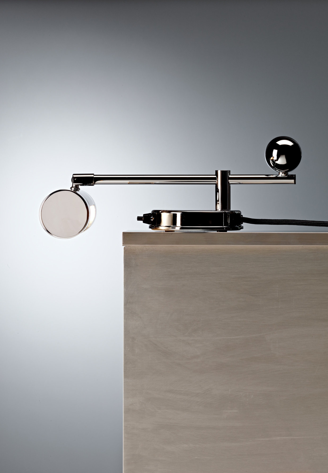 Tecnolumen DS 28 Klavierleuchte im De Stijl Design, verchromt, mit runden Leuchtenköpfen.