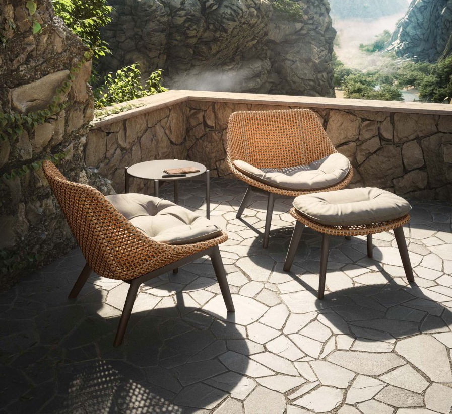Geflochtene Gartenmöbel-Set mit zwei Sesseln, Hocker und Beistelltisch für Terrasse oder Balkon.