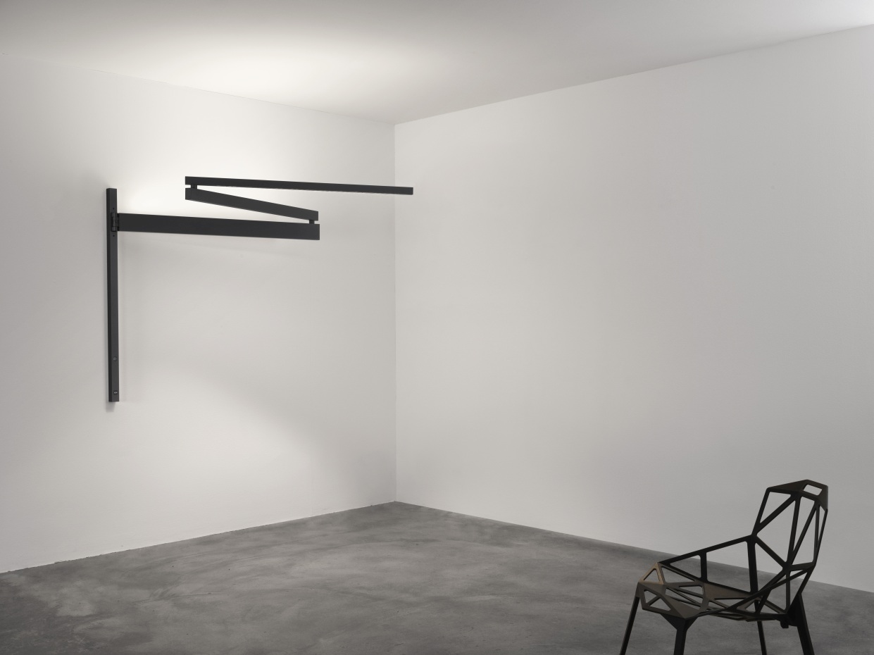 Moderne Black Flag Pro Wandleuchte von Flos in Schwarz, minimalistisches Design mit indirektem Licht und verstellbaren Armen.