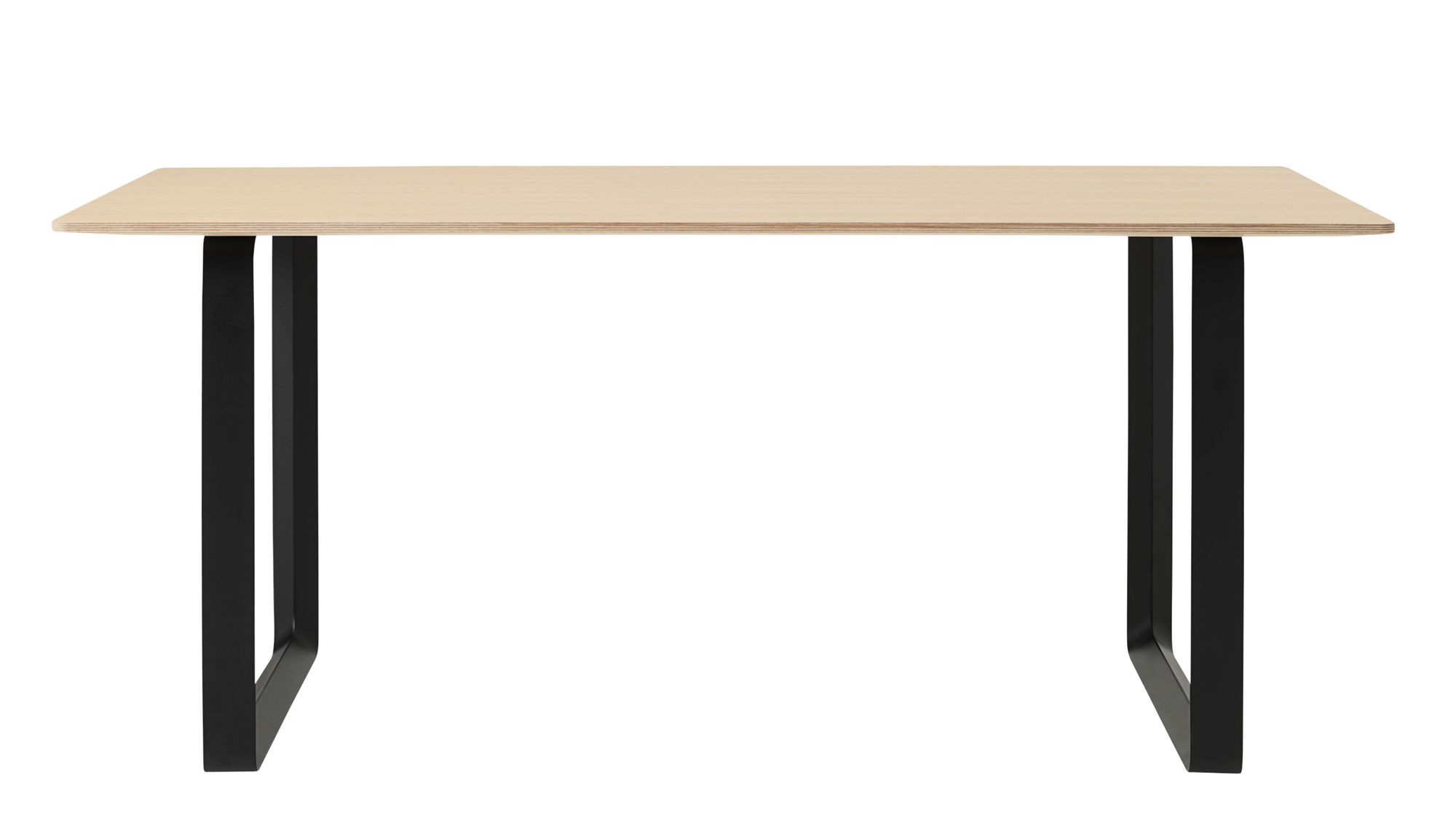 Muuto 70/70 Table: Heller Holztisch mit schwarzem Metallgestell, ideal als Esstisch oder Schreibtisch.