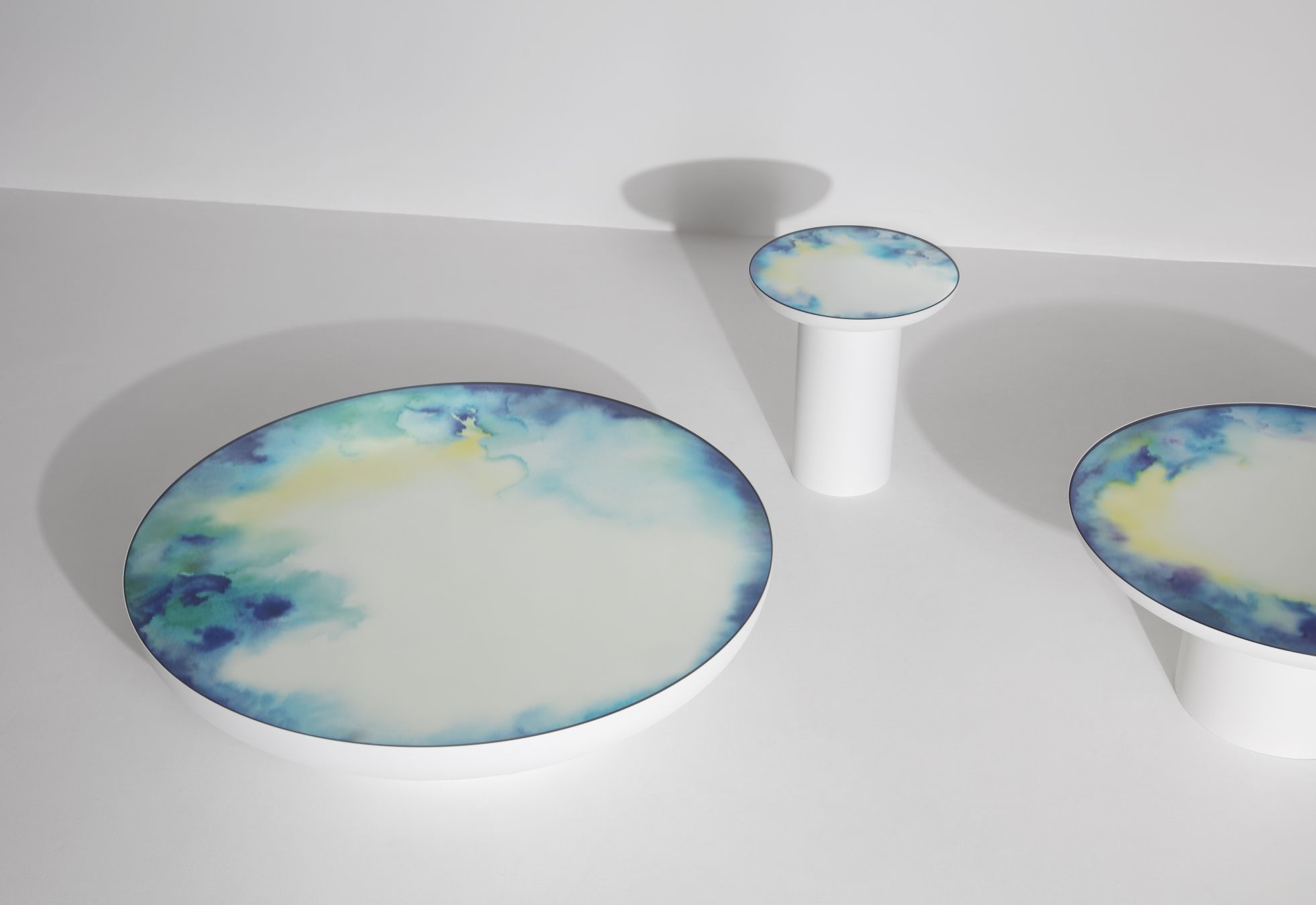 Francis Coffee Table von Petite Friture, weißer Couchtisch mit blau-gelbem Dekor, runde Tischplatte.