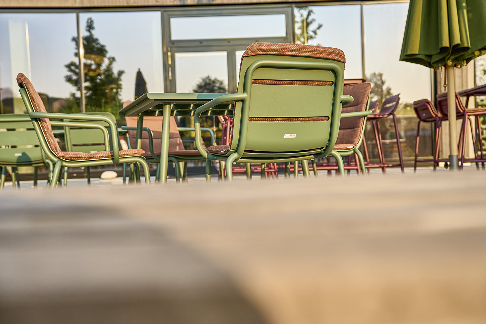 Weishäupl Vapio Sessel Outdoor, grüne Gartenmöbel mit Tisch und Stühlen für Terrasse und Balkon.