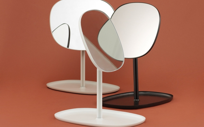 Normann Copenhagen Flip Spiegel in Weiß, Schwarz und Grau, moderner Tischspiegel mit Ablage.