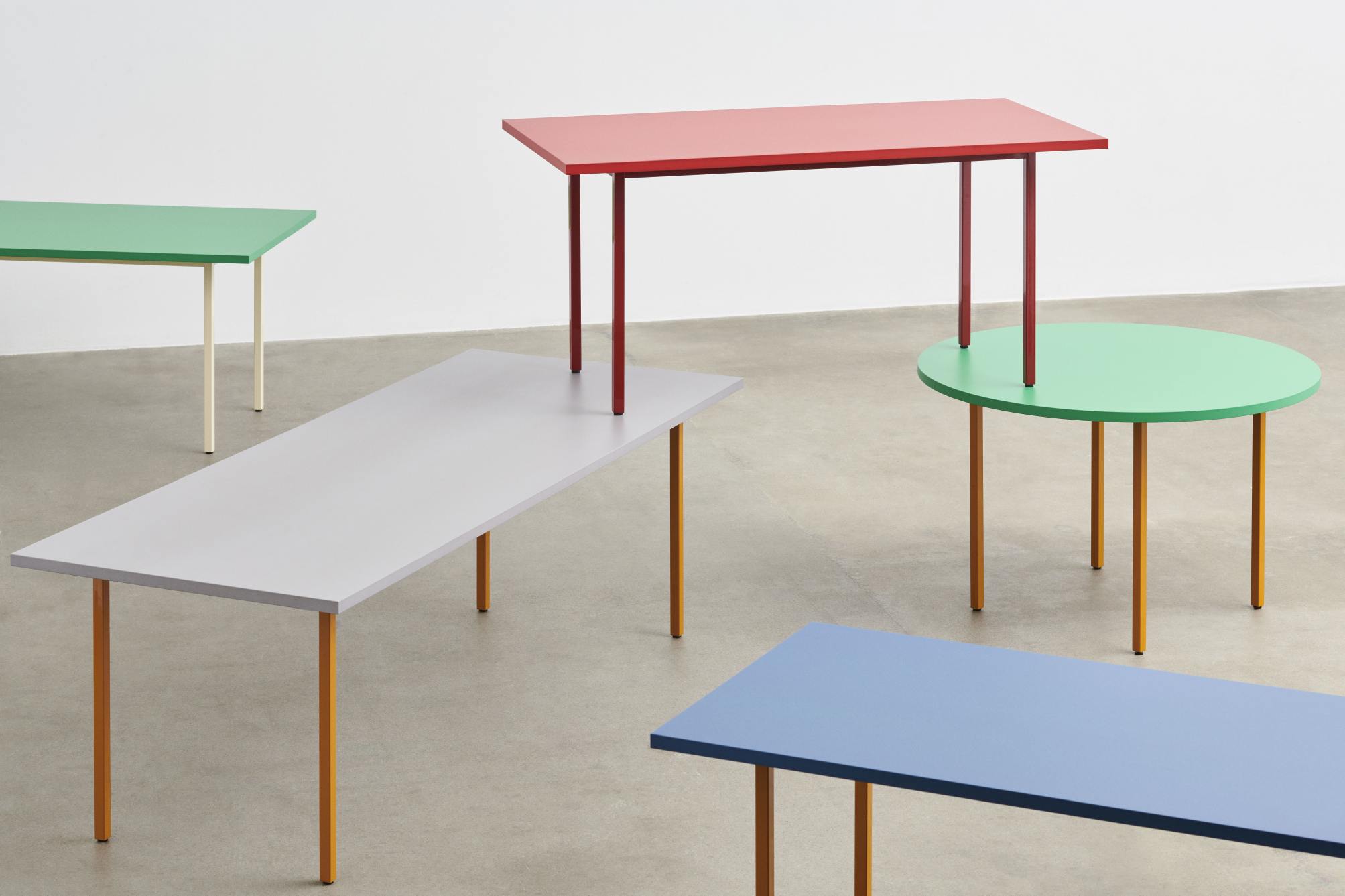 Mehrere farbenfrohe Hay Two Colour Tische in verschiedenen Formen und Größen, modernes Möbeldesign für Esszimmer und Büro.