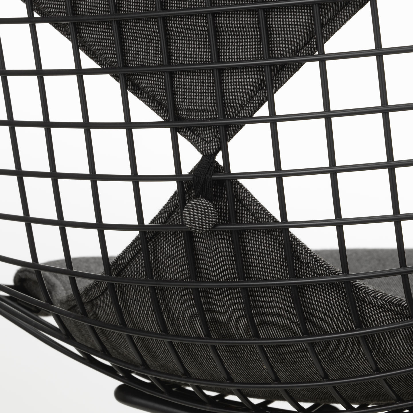 Detailaufnahme des Vitra DKR Wire Chair Stuhls mit Sitz- und Rückenpolster in Schwarz.