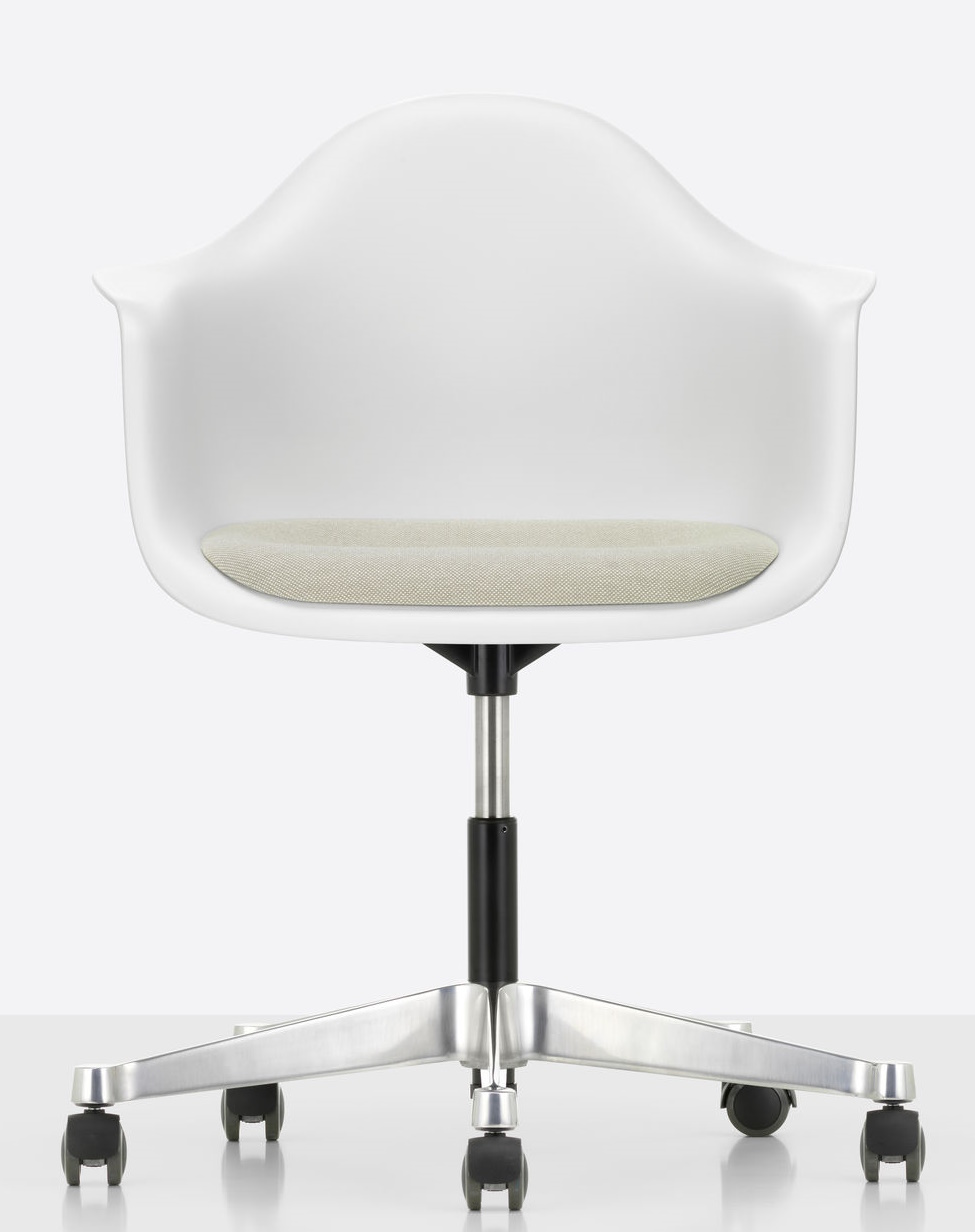 Weißer Eames Plastic Arm Chair PACC von Vitra mit beigem Sitzpolster und Rollenfuß.