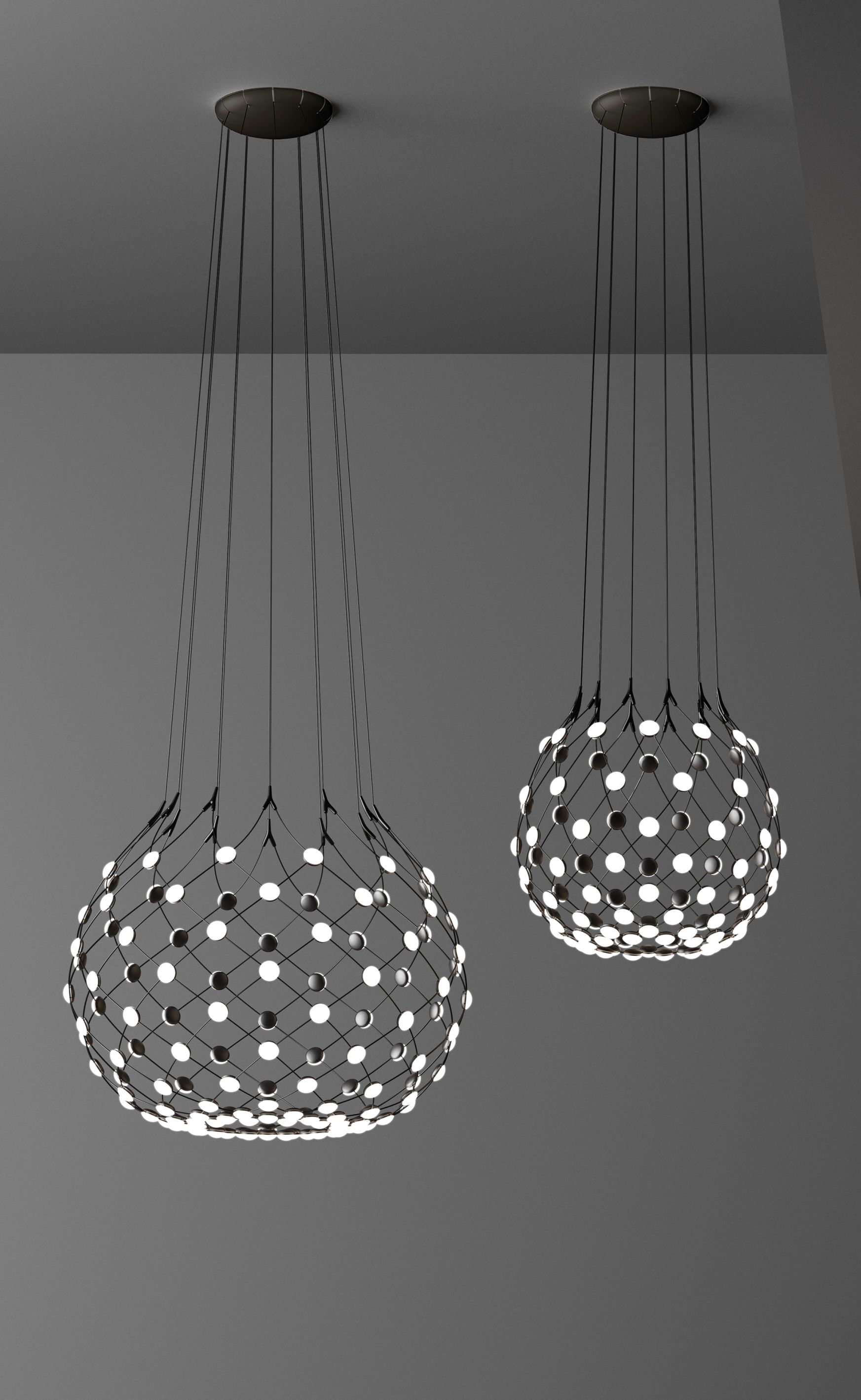 Zwei moderne D86 Mesh Deckenleuchten von Luceplan mit kugelförmigem Lampenschirm und filigranem Design.