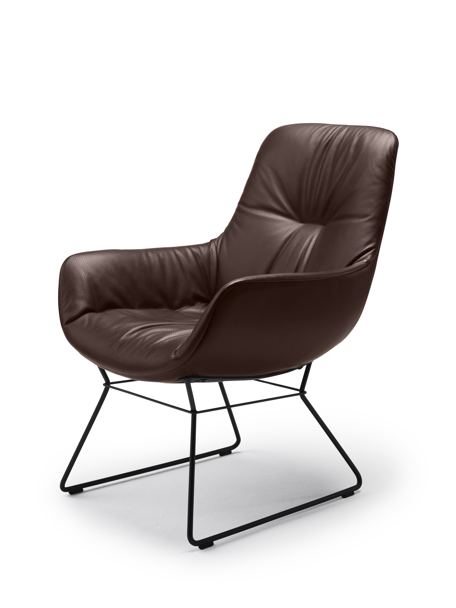 Brauner Leya Cocktail Loungesessel mit schwarzem Metallgestell, bequemer Polsterung und modernem Design.